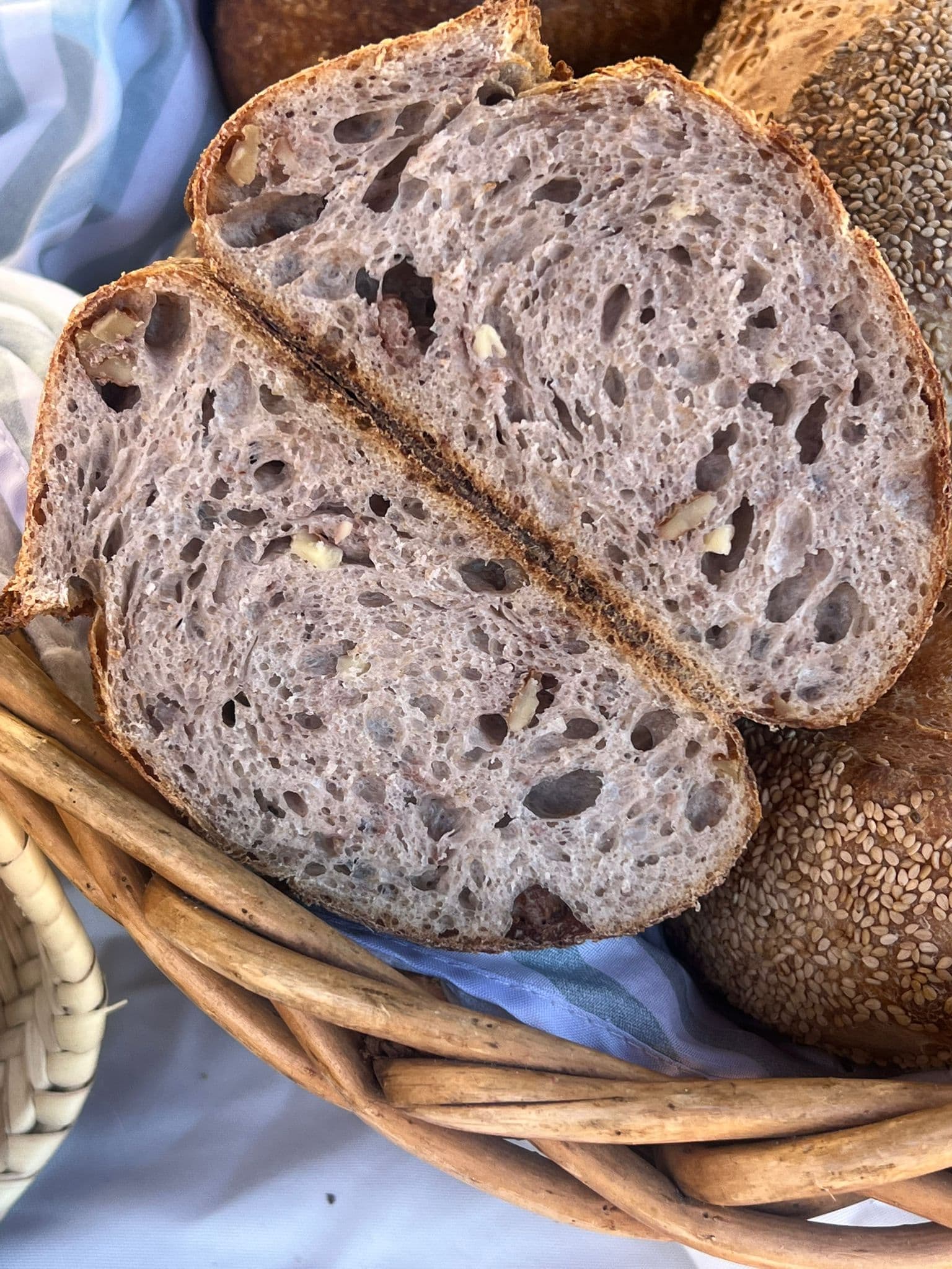 Spelt rye and walnuts 